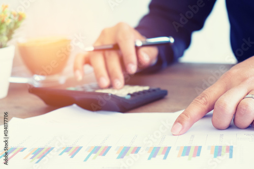 Bilde på lerret Businessmen use the calculator to calculate and analyze the comp