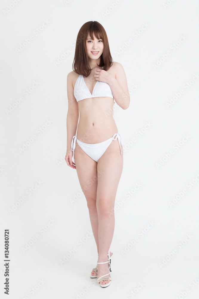 白水着　股間 白いビキニの水着を着た若い女性の画像。 この画像はスタジオで撮影しています。背景は白です。 Stock 写真 | Adobe Stock