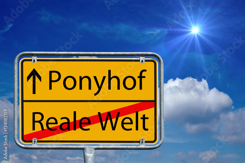 Ponyhof / Ortsschild mit den Worten Ponyhof und Reale Welt photo