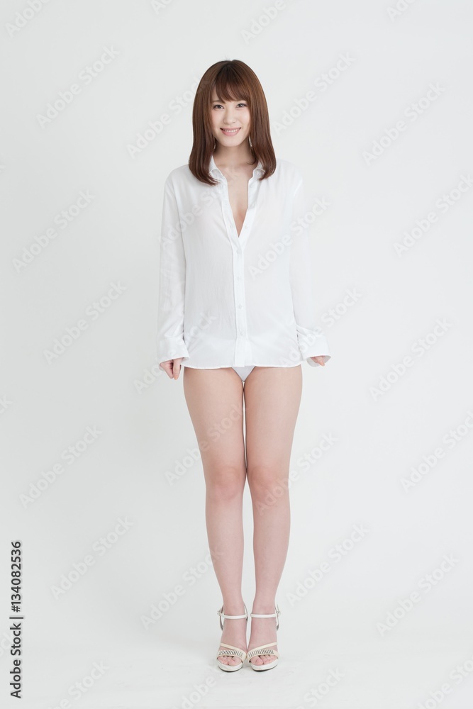 白いシャツを着たセクシーな女性 この女性は 脚の素肌を見せています スタジオ撮影 白背景 Stock Foto Adobe Stock