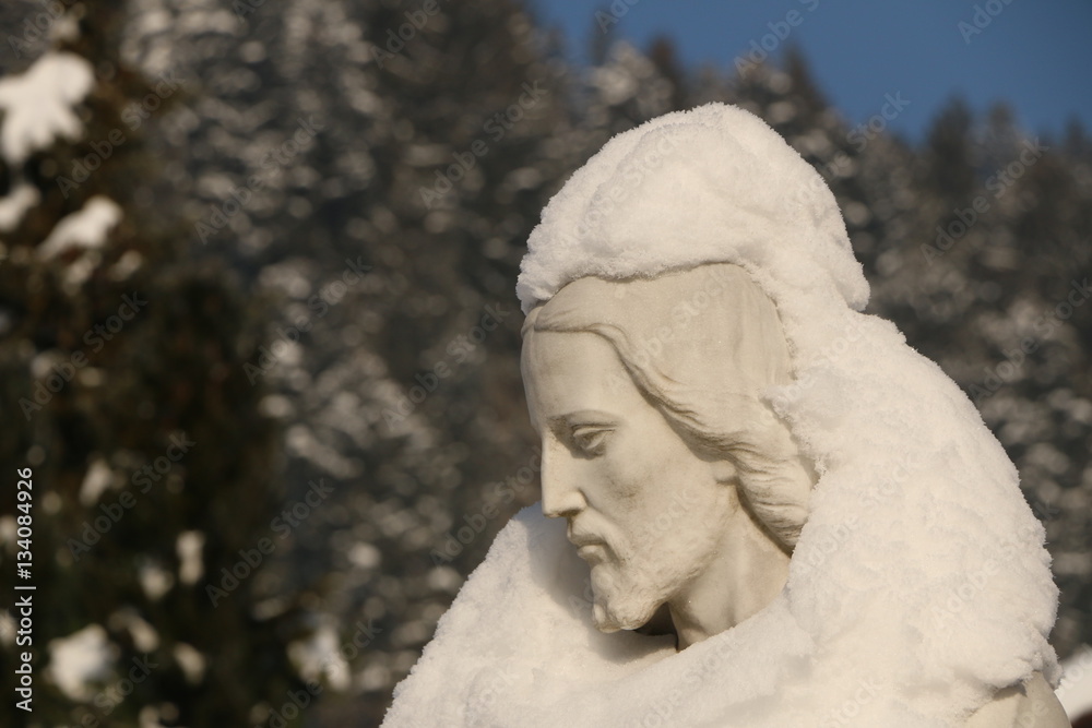 Jesus, Jesusfigur mit Schneehaube im Winter