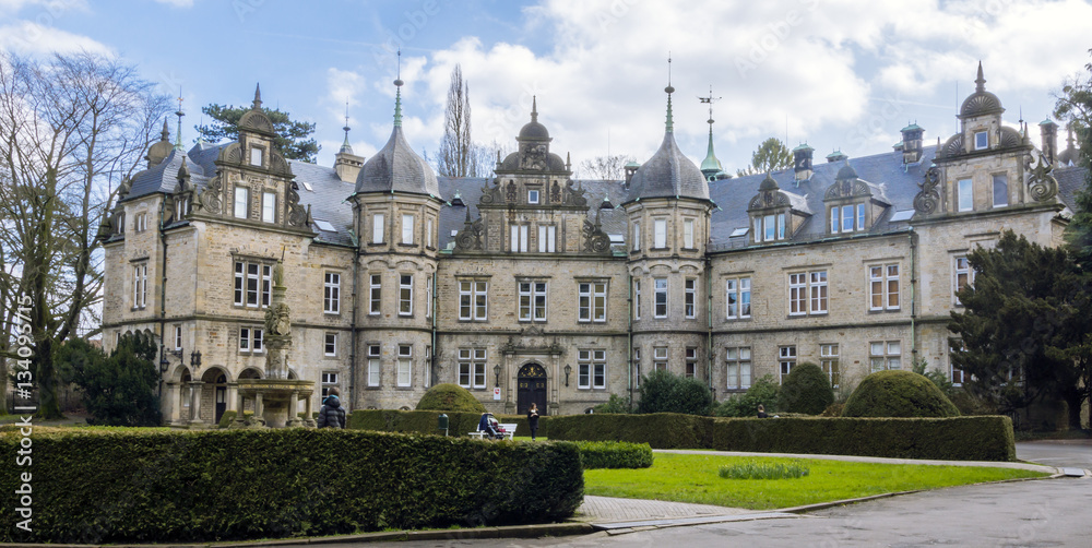 Fototapeta premium Ein Alter Schloss Bückeburg am sonnigen Tag