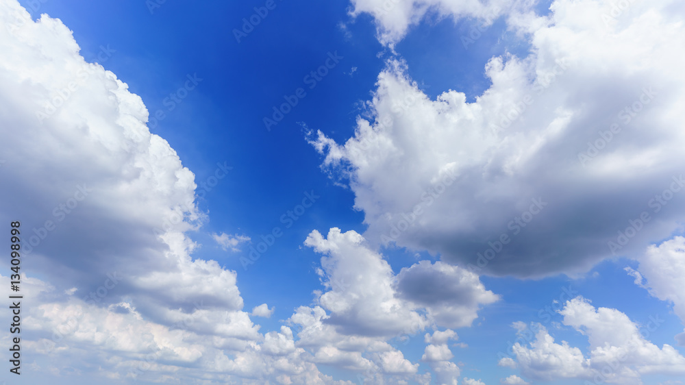 Obraz premium White clouds and blue sky background