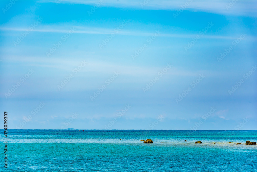 Obraz premium Blue sea and sky cloud a moving reflection