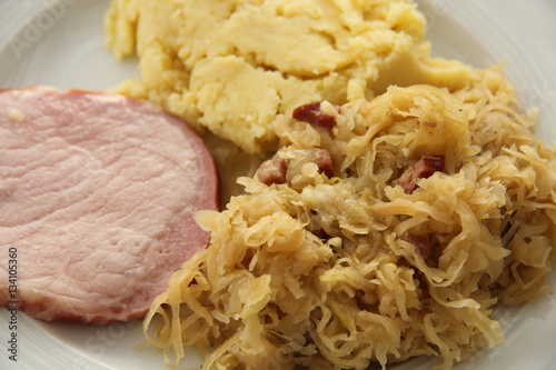 Rippchen mit Sauerkraut und Püree