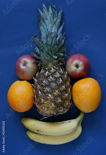 Fototapeta Naklejka Na Ścianę i Meble -  ананас и фрукты 