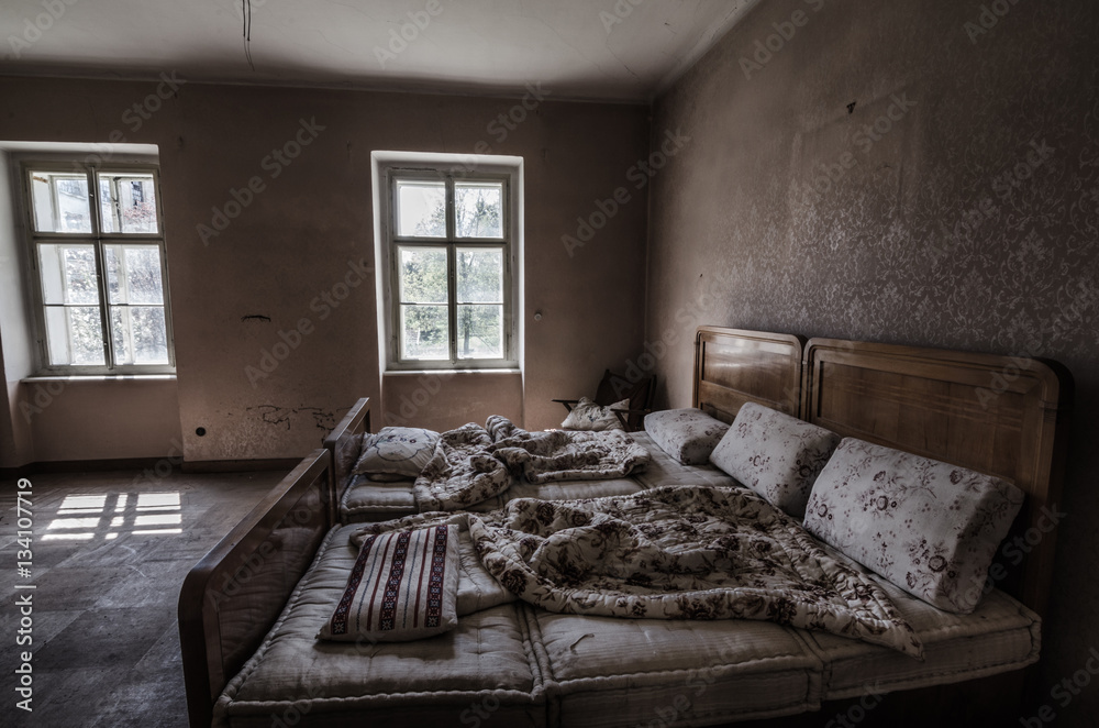 altes verlassenes schlafzimmer