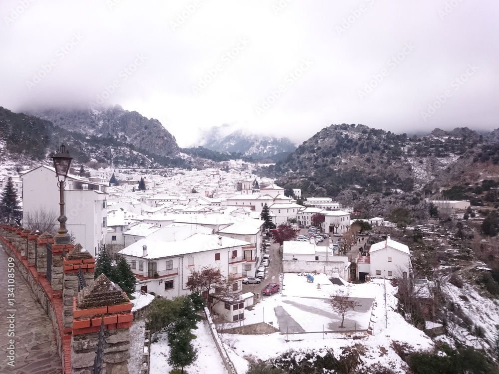 Vista del pueblo de Grazalema en la provincia de Cádiz cubierto de nieve