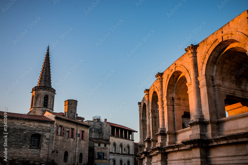 Les arènes d'Arles et le collège Saint Charles
