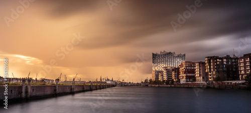 Hafenstadt Hamburg und die Elbphilharmonie photo
