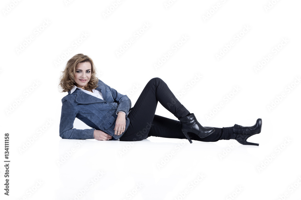 Frau in Jeans auf dem Boden Porträt