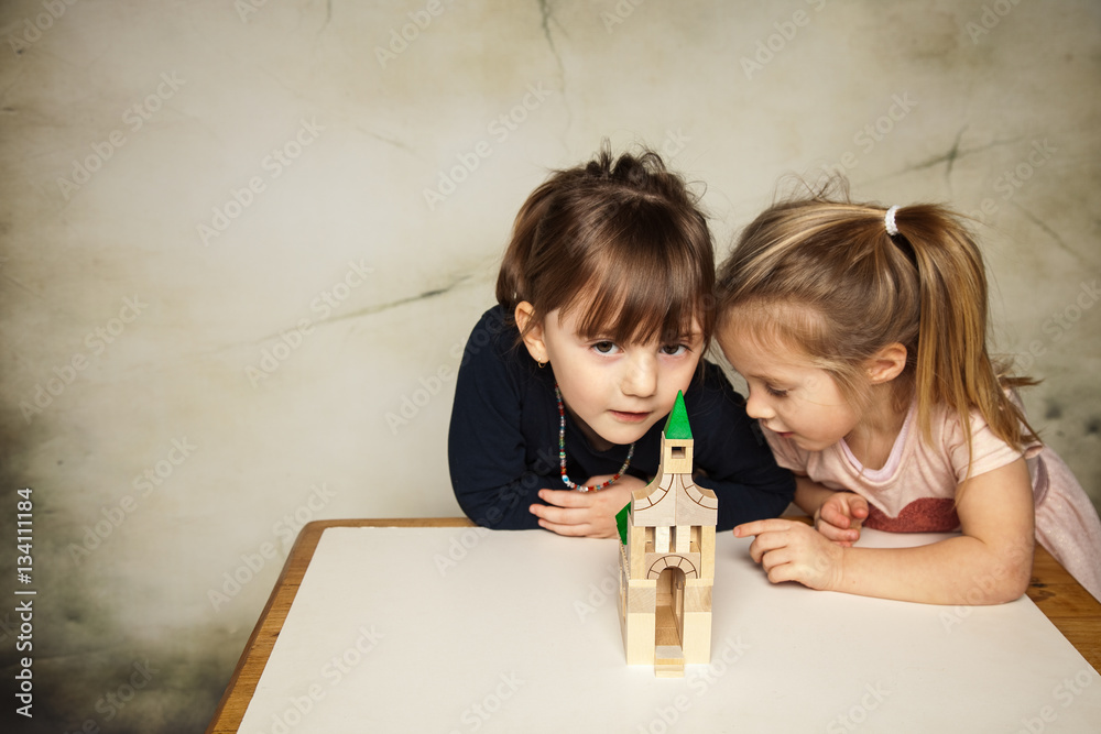 Naklejka premium Kinder spielen zufrieden