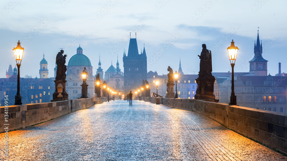 Obraz premium Praga - Czechy, Most Karola wczesnym rankiem.