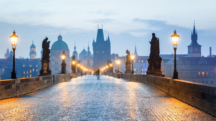 Fototapete Prag Prag - Tschechien, Karlsbrücke am frühen Morgen.  © tichr