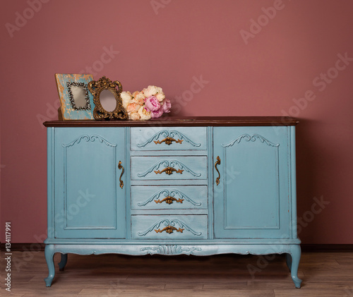 Tableau sur toile Vintage blue wooden dresser, tender bouquet and two frames