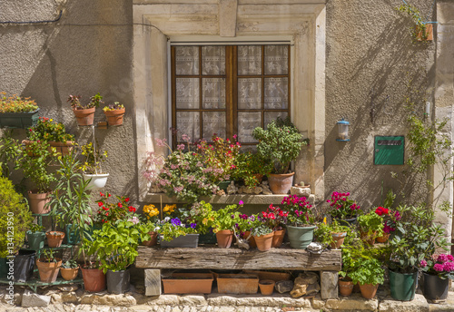 Fototapeta Naklejka Na Ścianę i Meble -  Blumenfenster in Saint-Saturnin-lès-Apt, Provence, Frankreich
