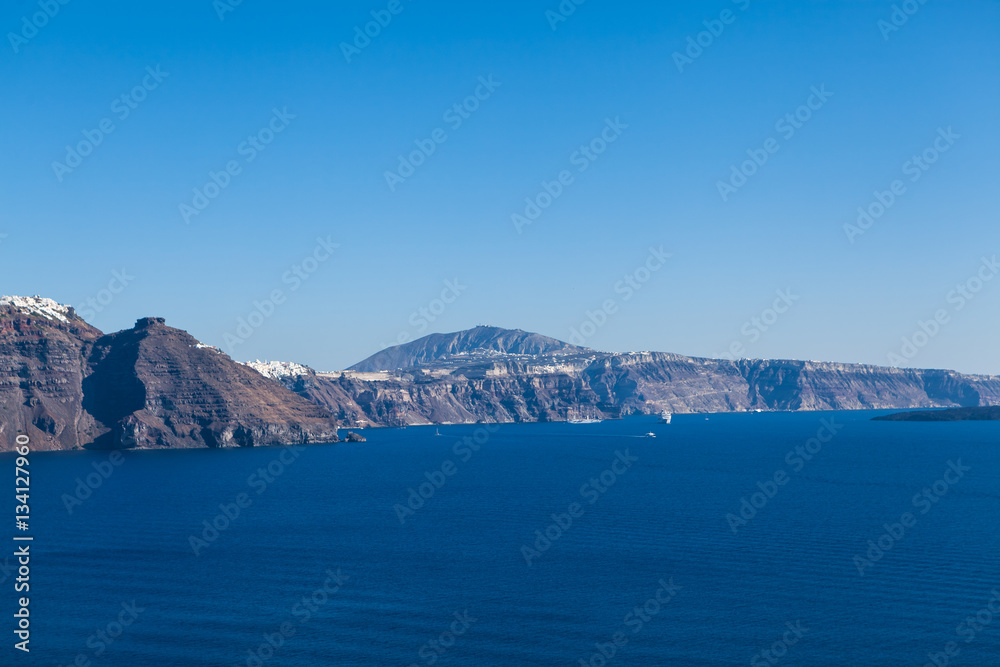Santorini, Grecja, Oia - Widok na wyspę wulkaniczną wzdłuż horyzontu - obrazy, fototapety, plakaty 