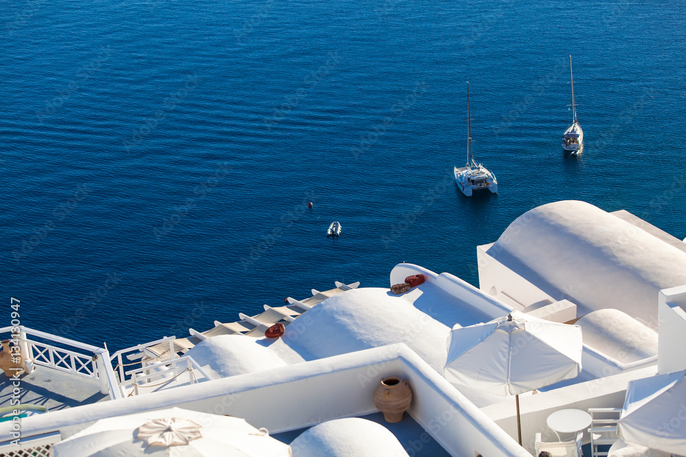 Fototapeta premium Santorini, Grecja, Oia - Luksusowy Resort z basenami i widokiem na morze