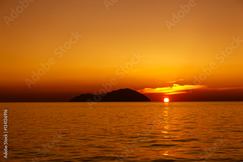 Rejs o zachodzie słońca po Morzu Egejskim z widokiem na wyspy na horyzoncie