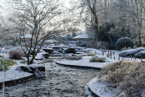 D, Bayern, Augsburg, Bach im Winter im Botanischen Garten, Japanischer Garten, Raureif und Schnee auf Bäumen, Gräsern und Büschen photo