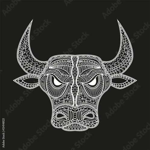Vector illustration of a bull's head white mandala on black,testa di toro mandala bianco vettoriale su sfondo nero