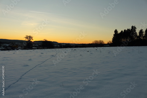 Sonnenuntergang im Schneefeld