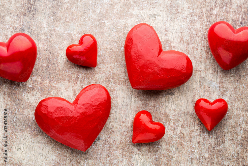 Obraz premium Red hearts on the wooden background.