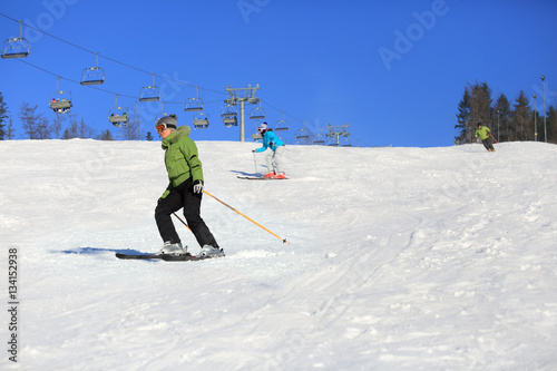 Jazda na nartach, piękna dziewczyna zjeżdża z góry.