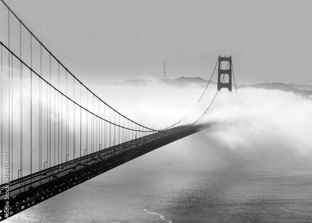 Fototapeta premium Mgłowy ranek przy Golden Gate Bridge w San Fransisco