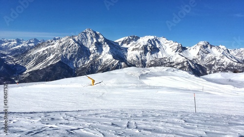 pista da sci a San Sicario  con vista sulle Alpi