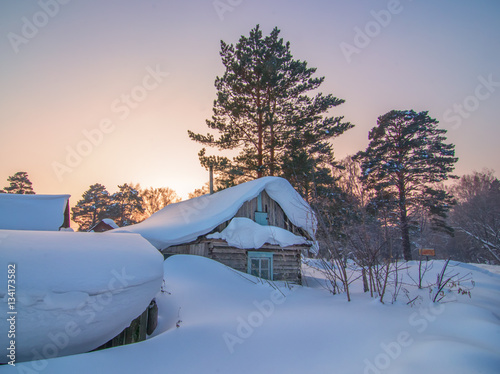Obraz na płótnie abandoned cabin covered by snow in frozen winter forest under be w salonie
