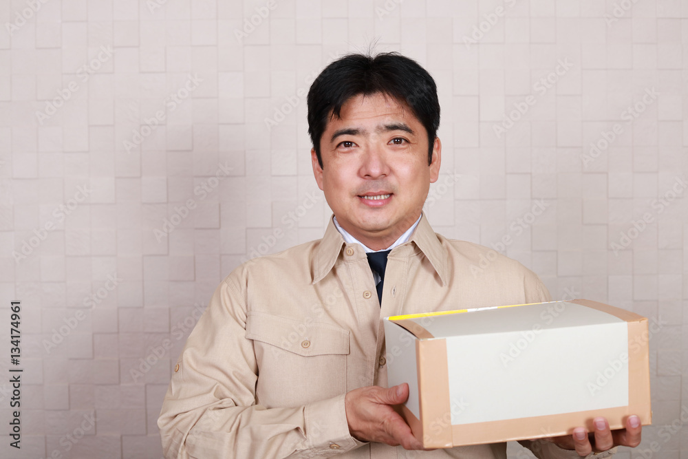 荷物を運ぶ笑顔の男性 荷物を運ぶ笑顔の男性