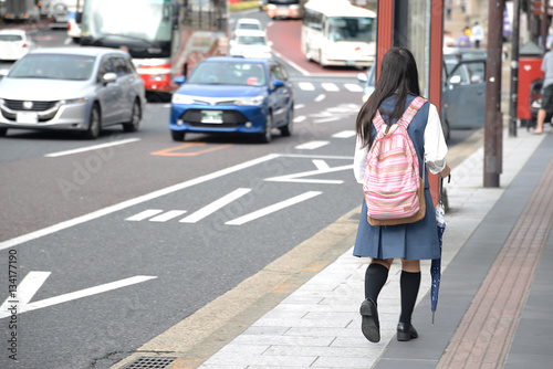 Wallpaper Mural japońska uczennica na ulicy Torontodigital.ca