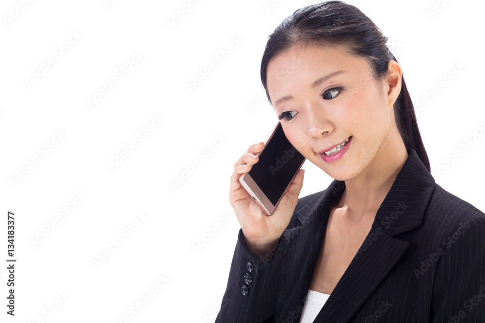 スマートフォンで話すOL