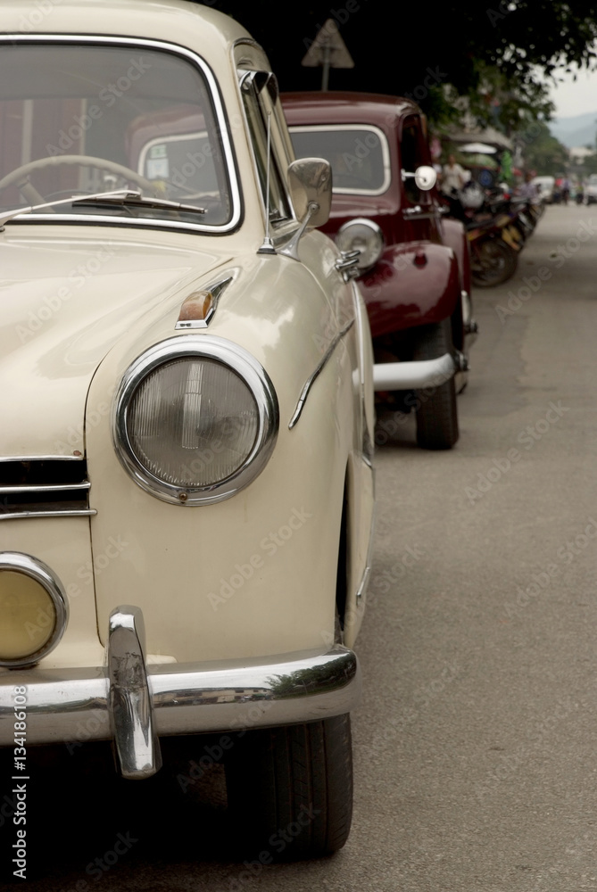 Stare samochody na ulicy w Luang Prabang