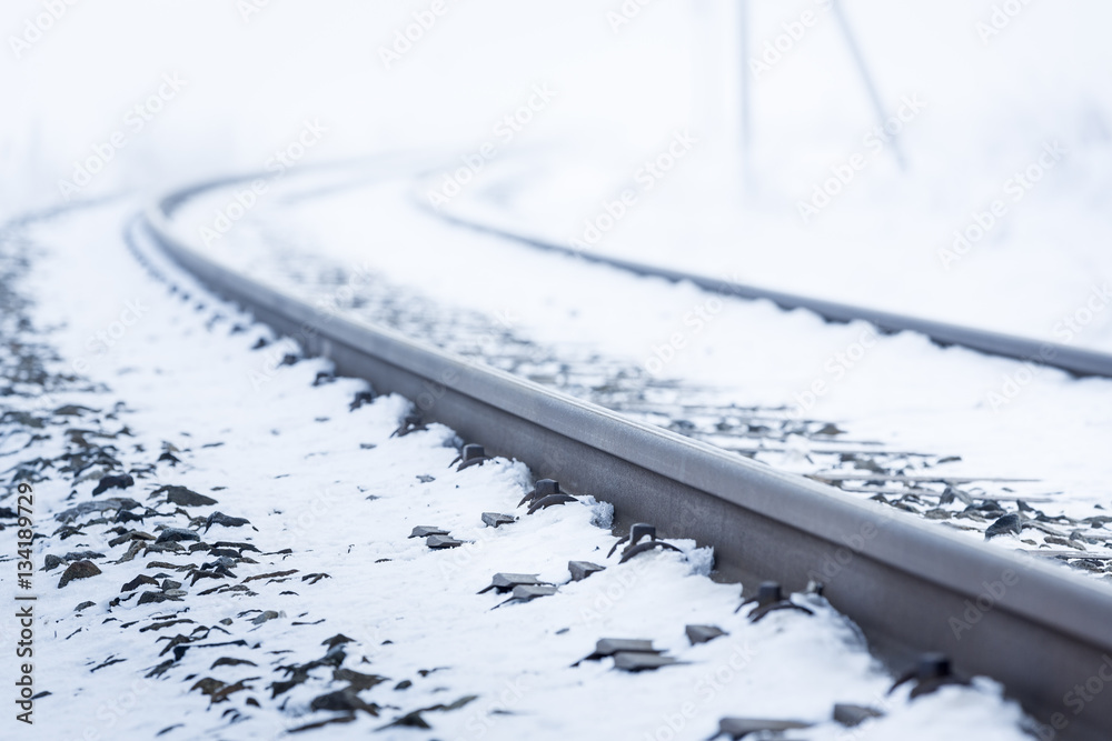 Obraz premium Eisenbahnschienen im Winter mit Nebel