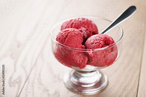 Foto raspberry sorbet ice cream balls on wooden table, shallow focus