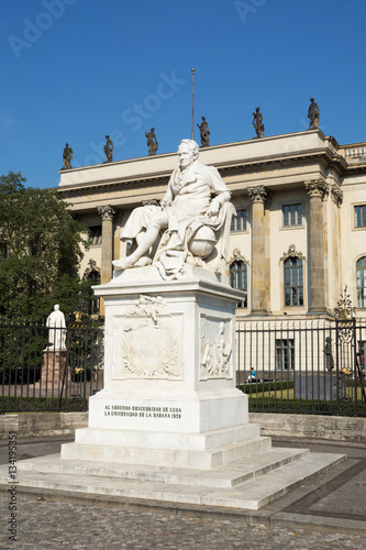 Alexander von Humboldt-Denkmal vor der Humboldt-Universität in Berlin, Deutschland