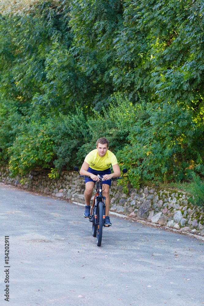Obraz premium A young guy on a bike outdoors