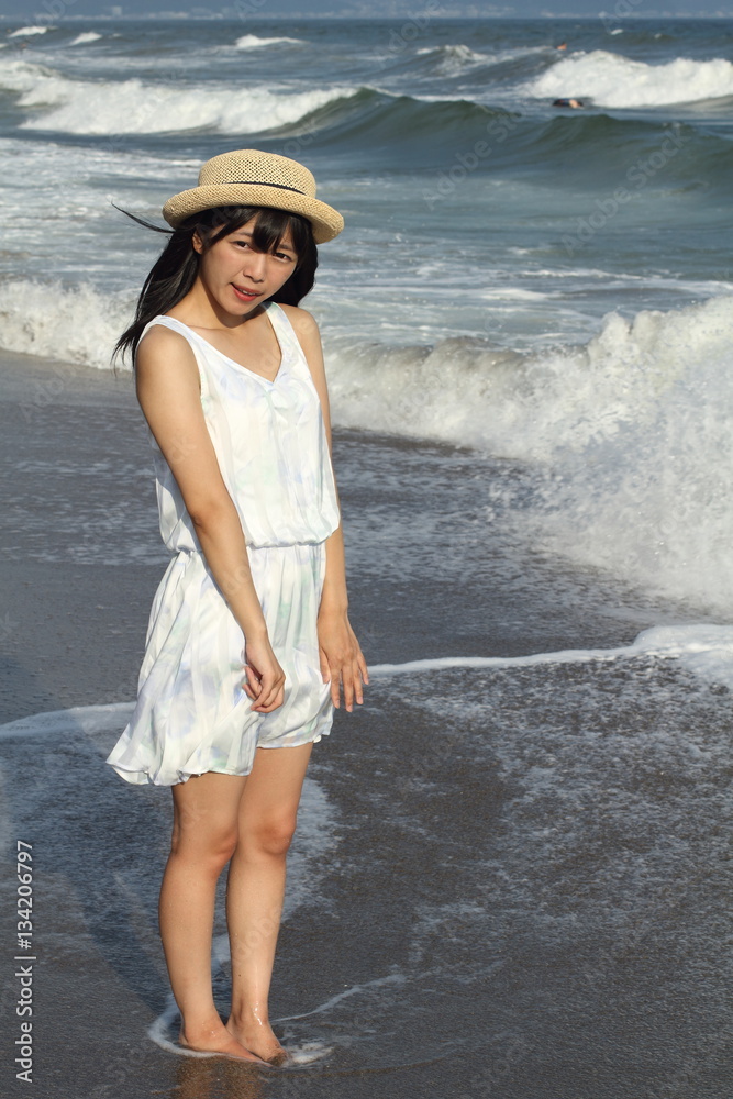 麦わら帽子の女性湘南Stock Photo | Adobe Stock