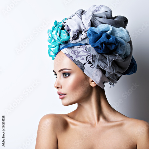 Fotografia portrait of a beautiful girl with turban on head.