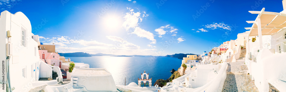 Fototapeta premium Panorama Oia wioska z kolorowymi domami, widok Oia miasteczko, Santorini wyspa, Grecja