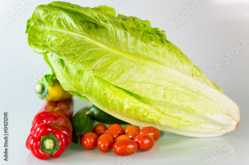 Romana Salat mit Paprika und Tomaten photo