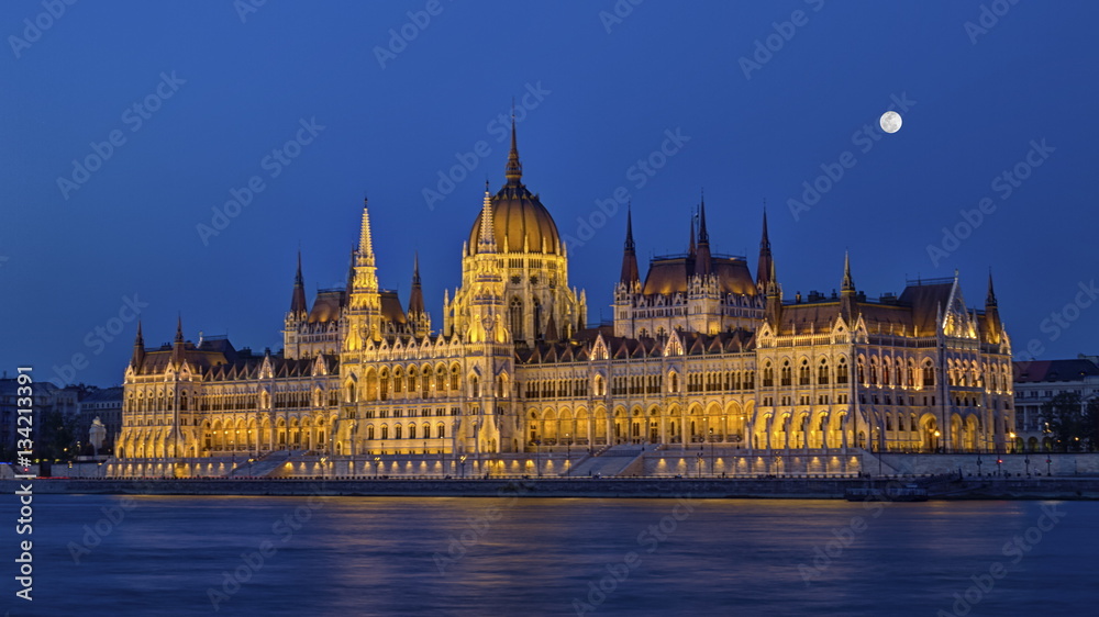Naklejka premium Hungarian Parliament Building in Budapest, Hungary, HDR