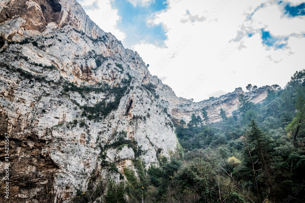 Naklejka premium Montagnes autours du Gouffre de Fontaine-de-Vaucluse