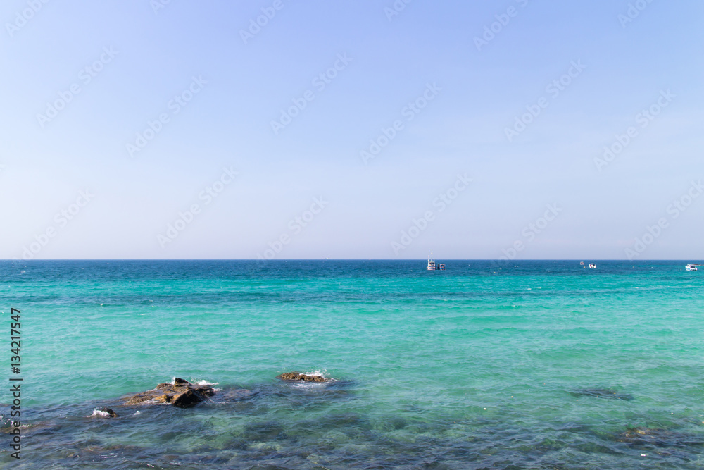 Fototapeta premium holiday in the clear sand blue sky sea,koh lan phataya.