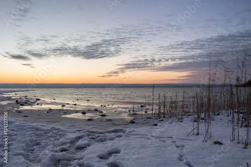 Faszinierender Sonnenuntergang am winterlichen Seeufer © wokkphotography