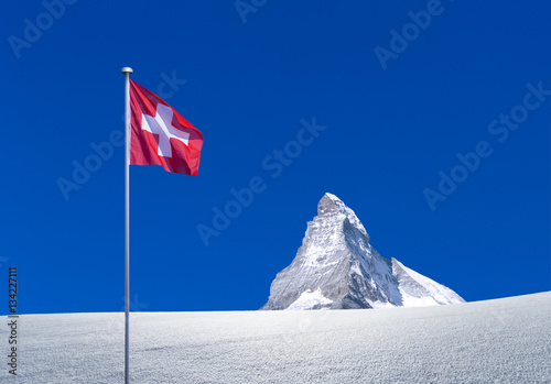 Matterhorn mit Schweizer Fahne