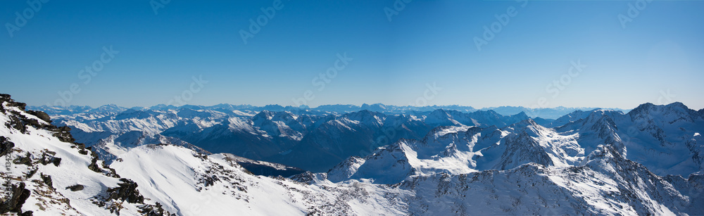 Bergpanorama im Winter mit schneebedeckten Gipfeln