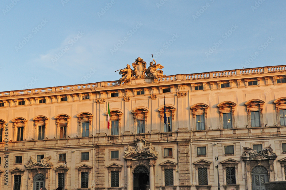 Roma,  piazza del Quirinale  -  il palazzo della Consulta al tramonto